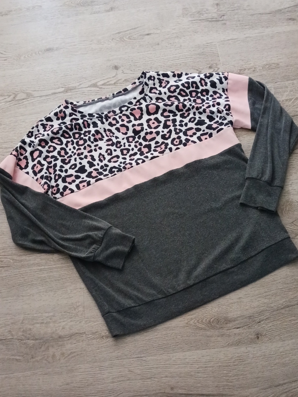 Women's Large Gray & Pink Leopard-Print Long Sleeve Top